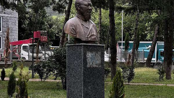 აბაი კუნანბაულის ძეგლი