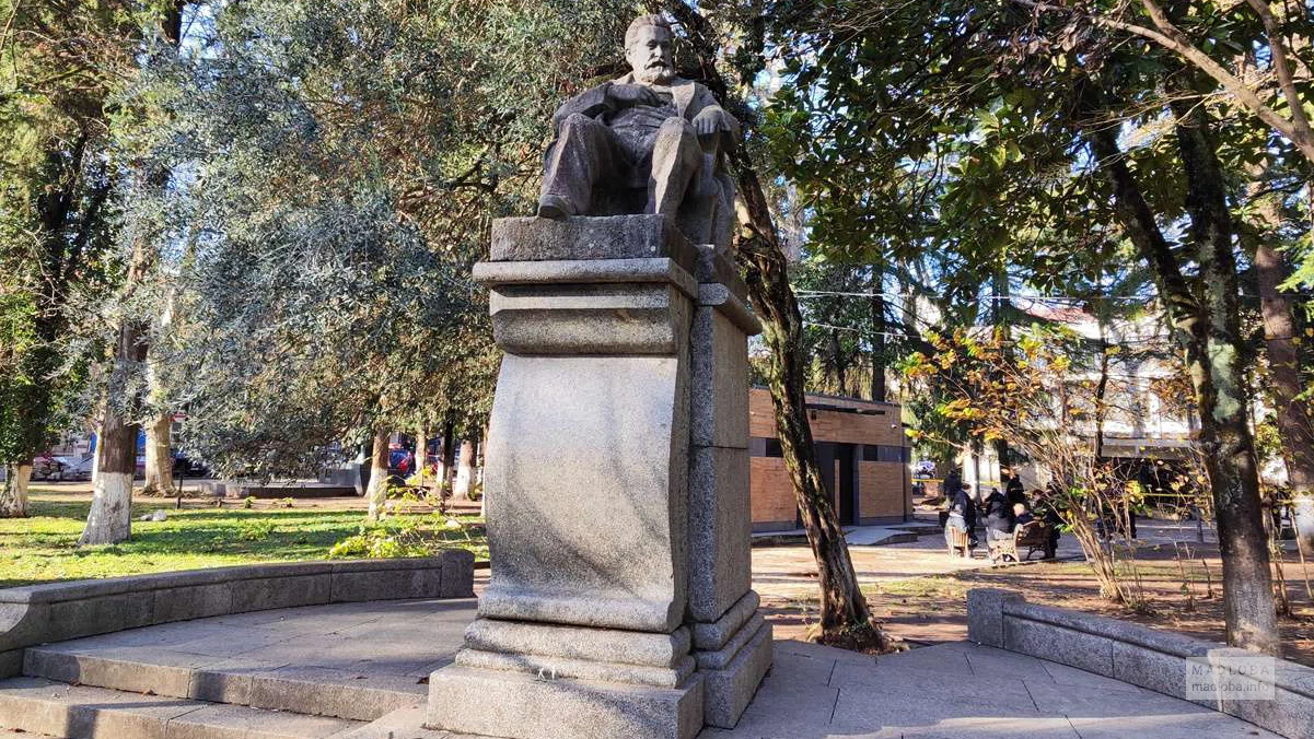 Monument to Akaki Tsereteli