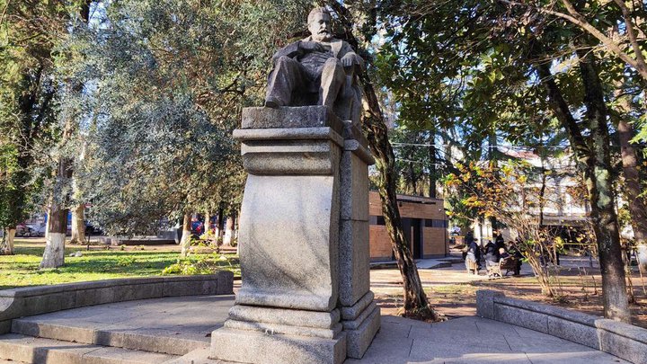 Monument to Akaki Tsereteli