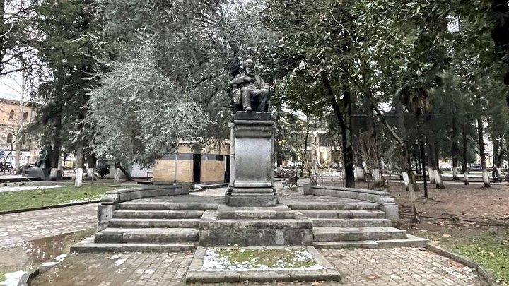 Monument to Akaki Tsereteli