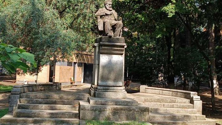 Monument to Akaki Tsereteli
