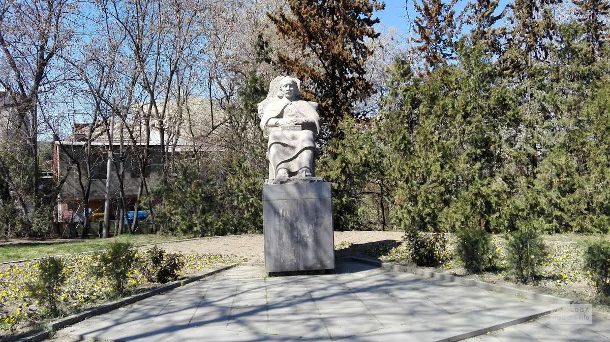 Памятник Дмитрию Гулиа в Тбилиси
