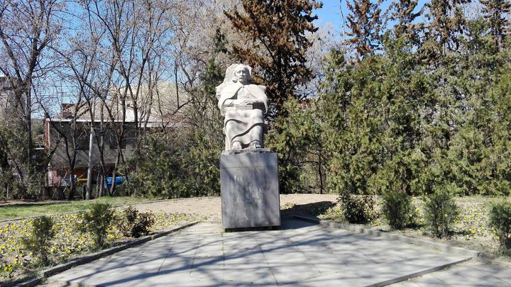 დიმიტრი გულიას ძეგლი