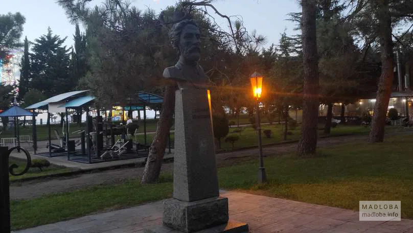 Памятник Эгнату Ниношвили