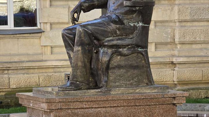 Ekvtime Takaishvili Monument