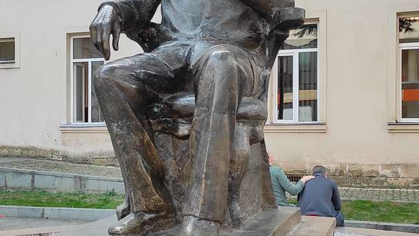 Ekvtime Takaishvili Monument