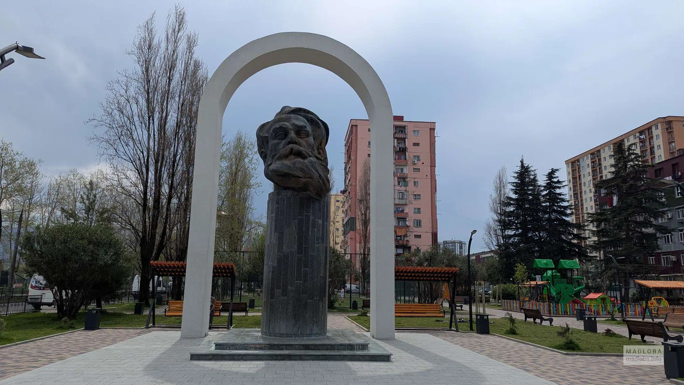 Памятник Галактиону Табидзе в парке Батуми