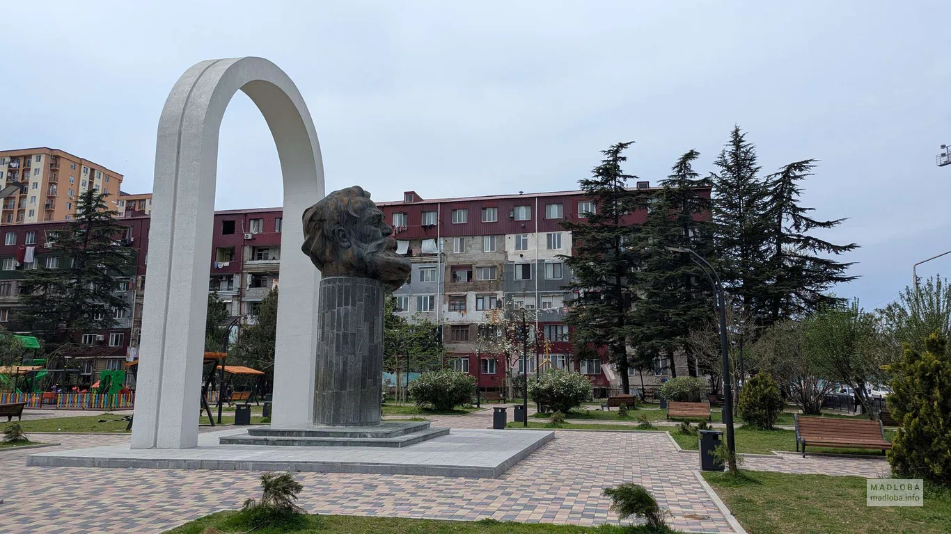 Памятник Галактиону Табидзе в одноимённом сквере в Батуми