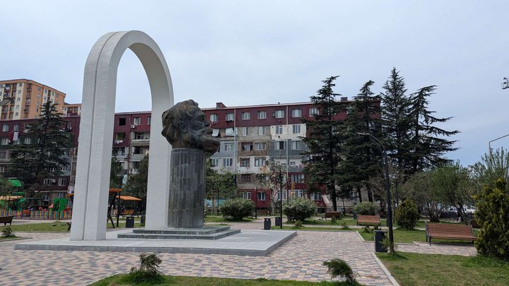 გალაკტიონ ტაბიძის ძეგლი