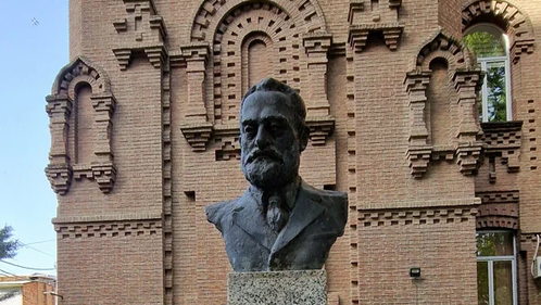 იაკობ გოგებაშვილის ძეგლი