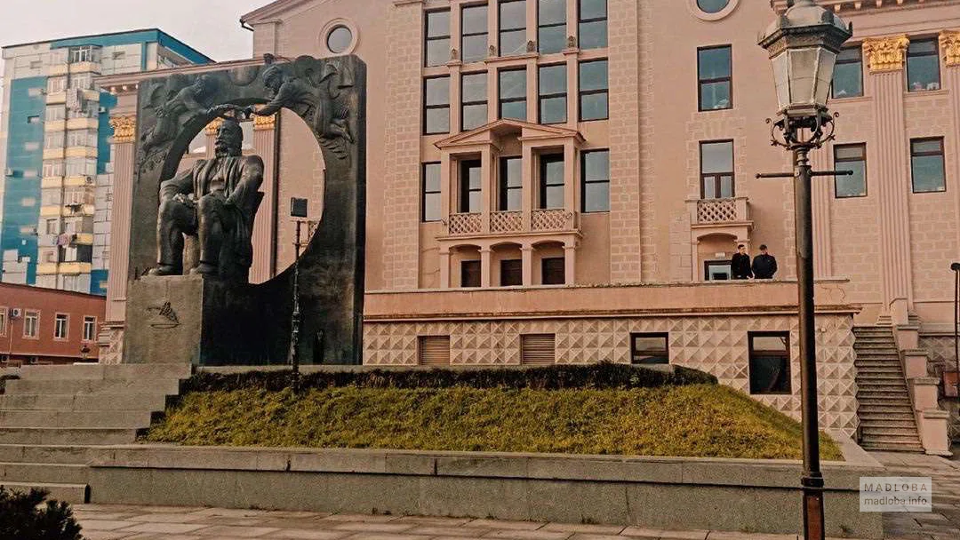 Памятник Илье Чавчавадзе