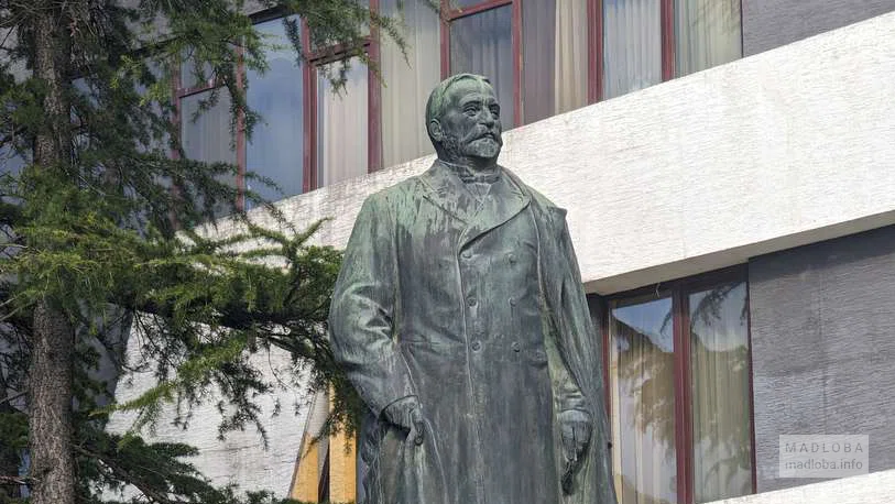Памятник Илье Чавчавадзе