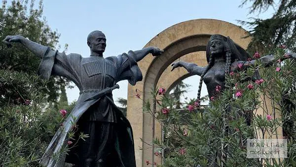 Скульптура Илико Сухишвили и Нино Рамишвили