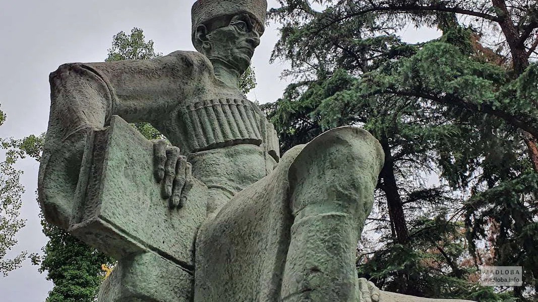 Памятник Константину Гамсахурдиа
