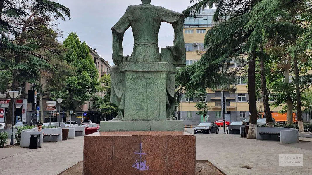Памятник Константину Гамсахурдиа в Тбилиси - историческое наследие Грузии