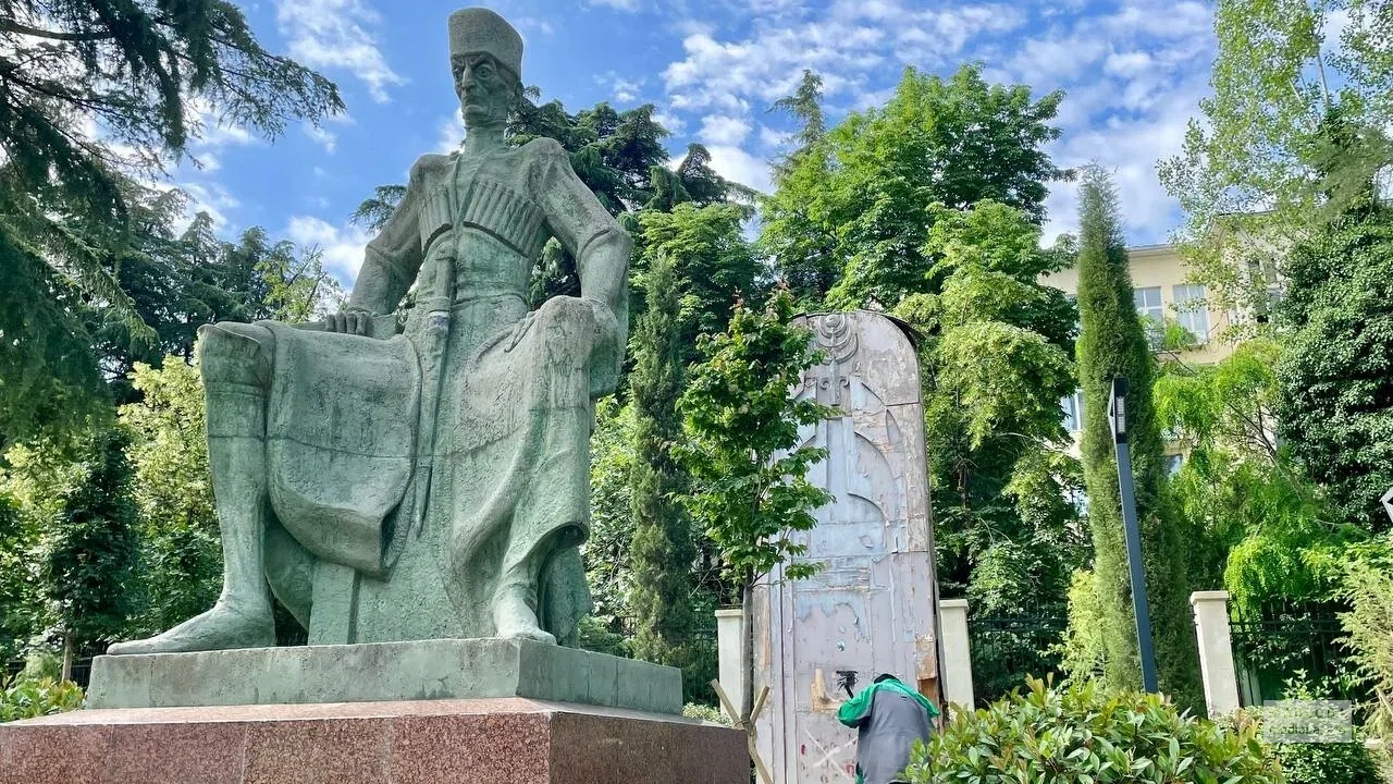 კონსტანტინე გამსახურდიას ძეგლი თბილისში