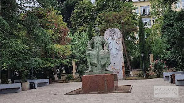 Памятник Константину Гамсахурдиа в Тбилиси