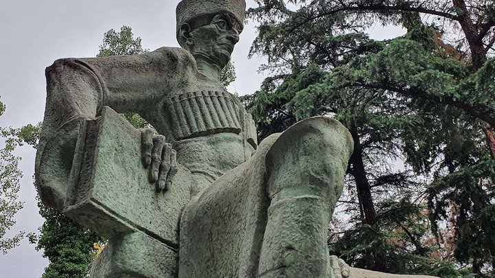 Памятник Константину Гамсахурдиа