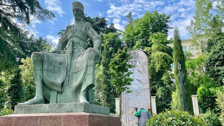 Памятник Константину Гамсахурдиа