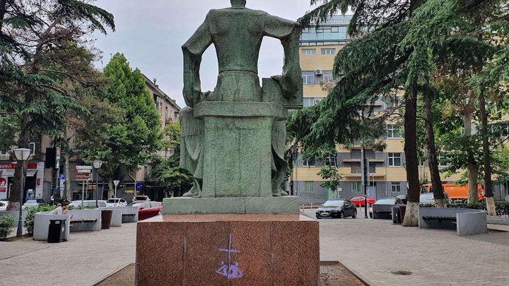 Памятник Константину Гамсахурдиа
