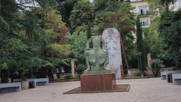 Памятник Константину Гамсахурдиа