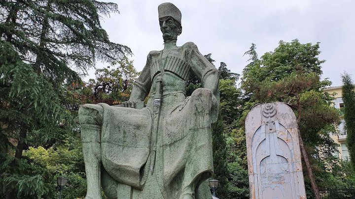 Памятник Константину Гамсахурдиа