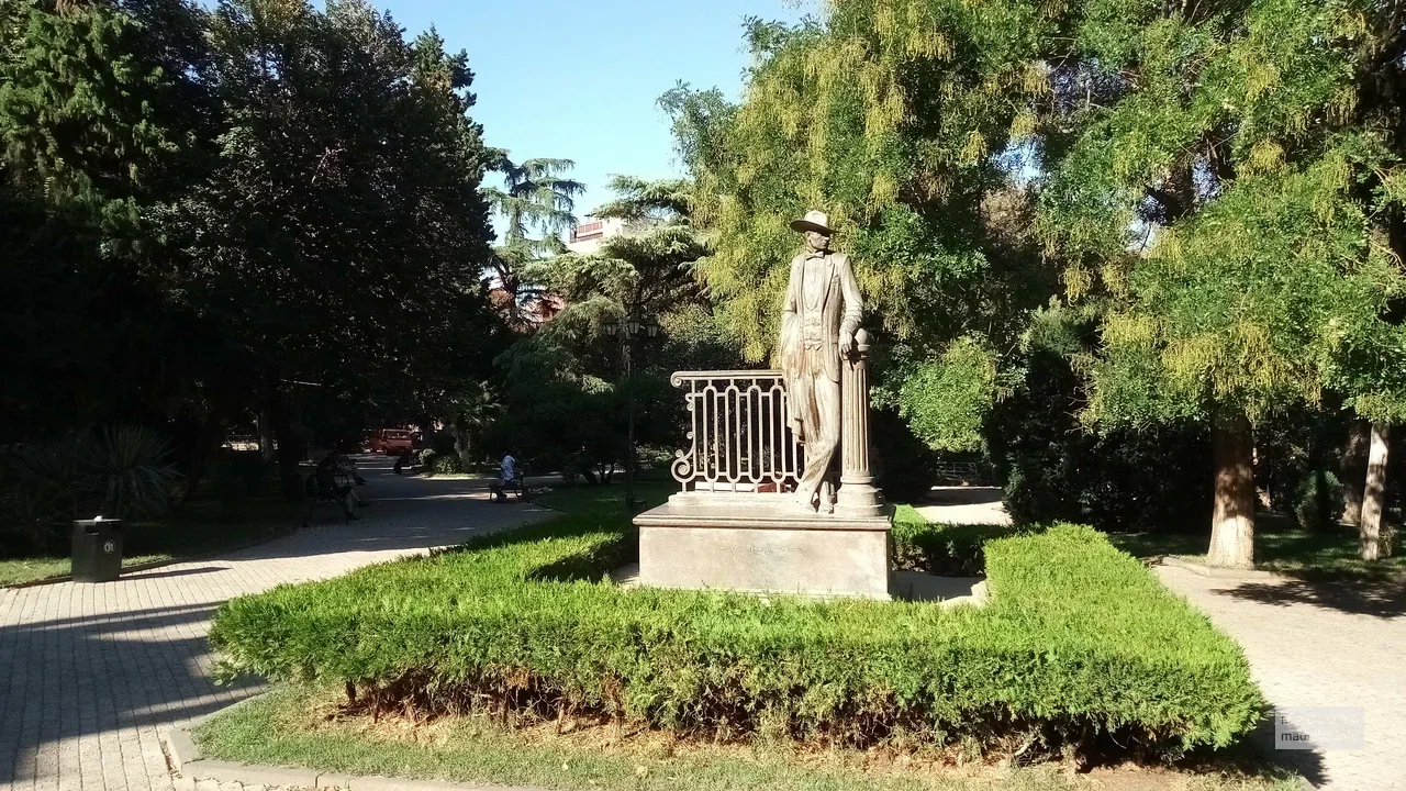Памятник Ладо Гудиашвили