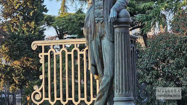 Памятник Ладо Гудиашвили в Тбилиси