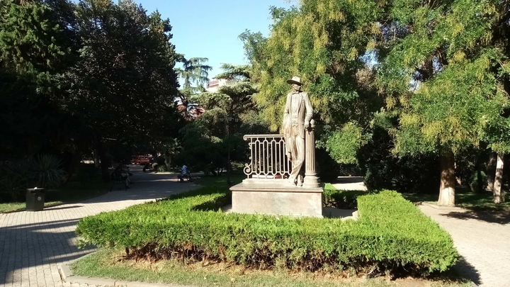 Памятник Ладо Гудиашвили
