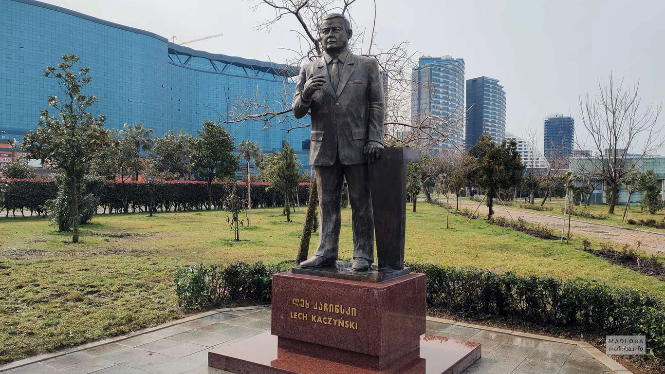 Памятник Леху Качиньскому