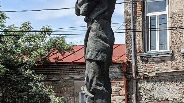 Скульптура Максима Горького в Тбилиси