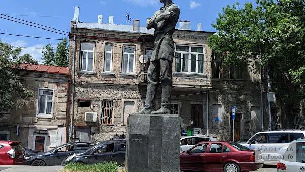 Скульптура Максима Горького в столице Грузии