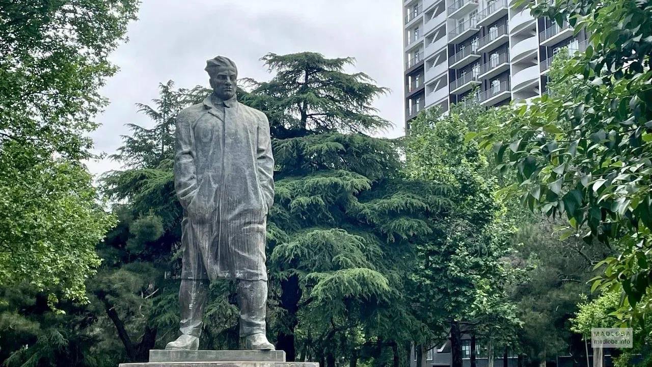 Памятник Владимиру Маяковскому в Тбилиси