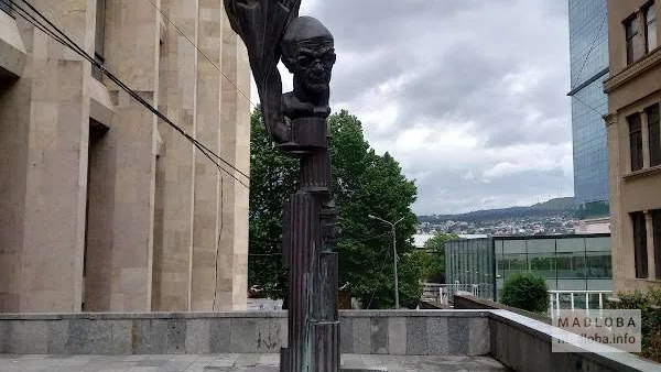 Памятник Мерабу Мамардашвили в столице Грузии