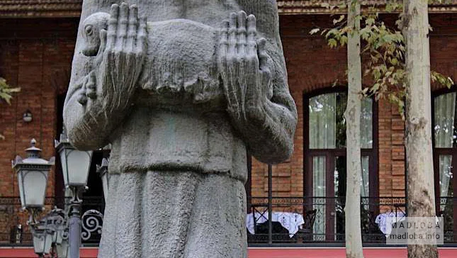 Памятник Нико Пиросмани в Тбилиси