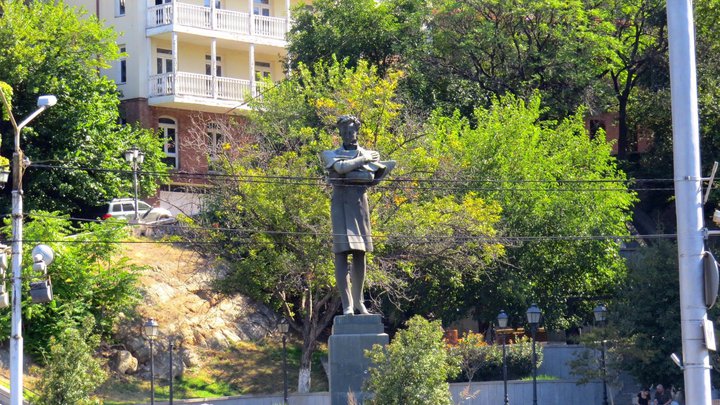 Памятник Николозу Бараташвили