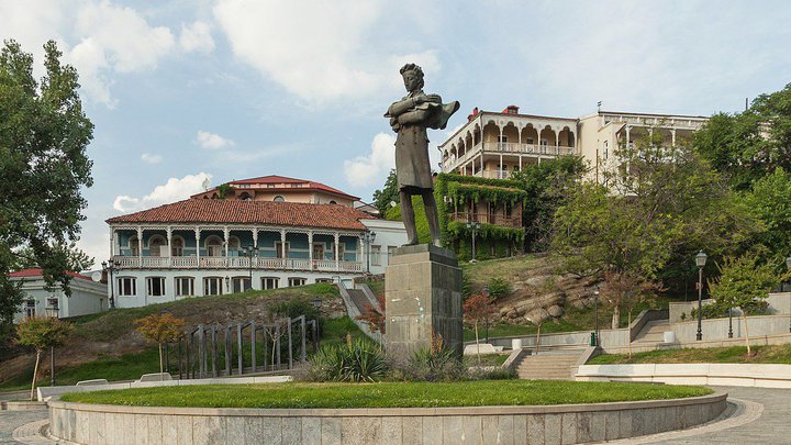 Памятник Николозу Бараташвили