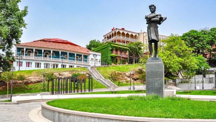 Памятник Николозу Бараташвили