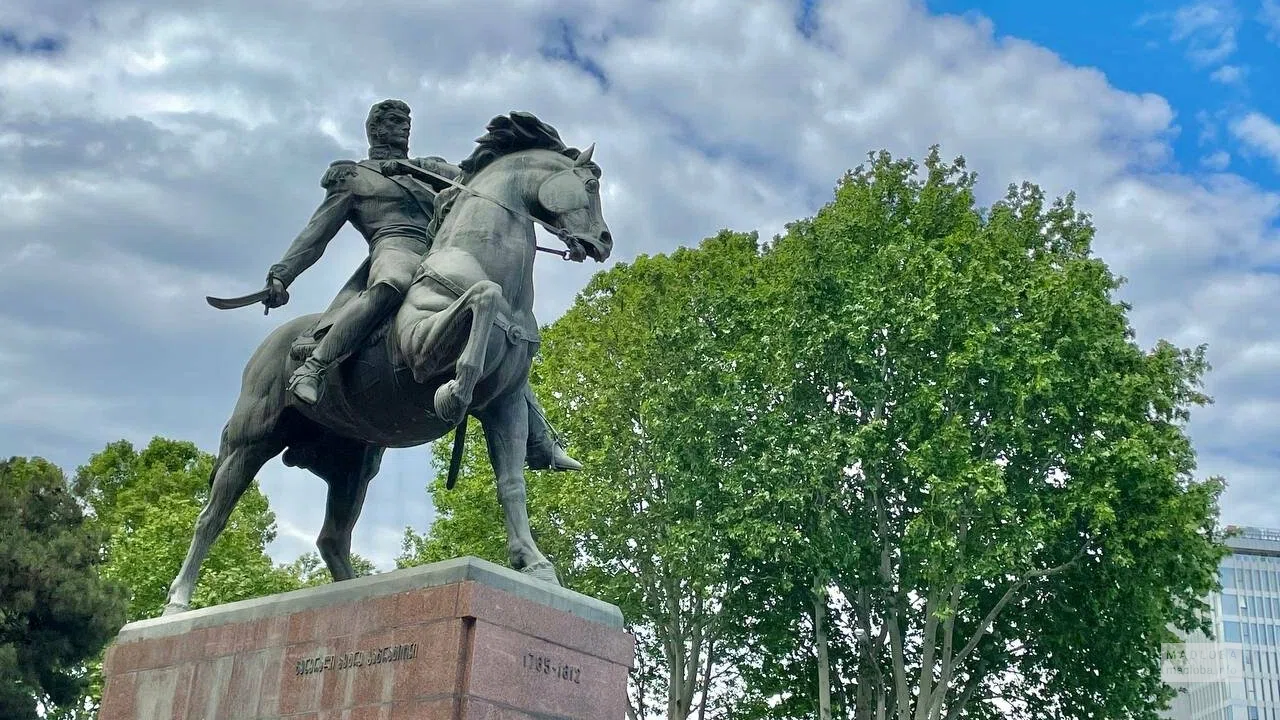 Памятник Петру Багратиони в Тбилиси