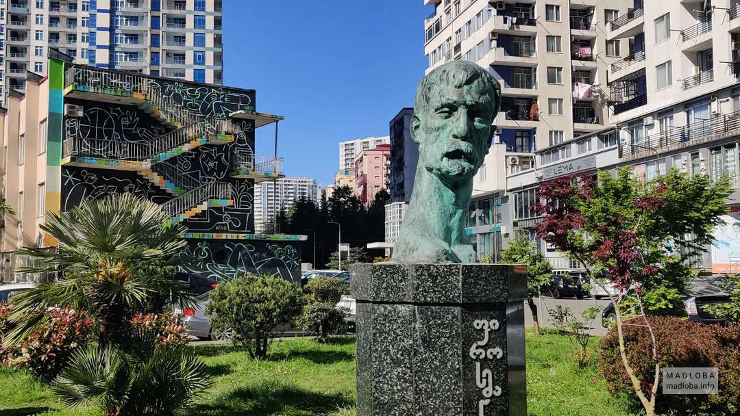 Памятник Пиросмани
