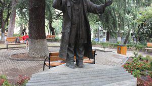Памятник Рамазу Чхиквадзе