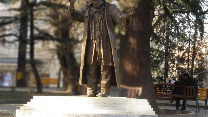 Памятник Рамазу Чхиквадзе