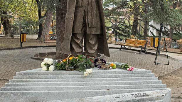 Памятник Рамазу Чхиквадзе