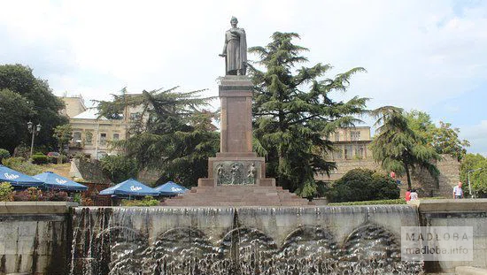 Памятник Шота Руставели