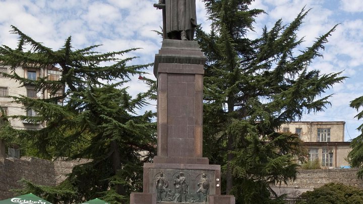 Памятник Шота Руставели
