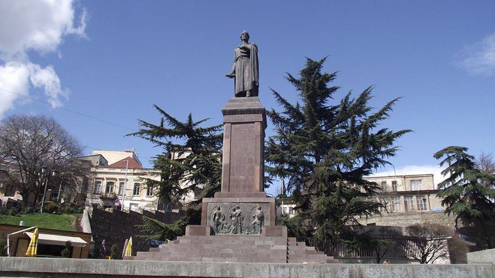 Памятник Шота Руставели