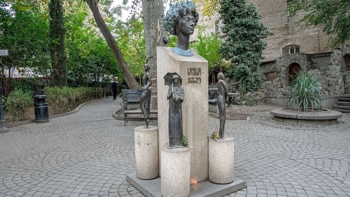 Памятник Софико Чиаурели