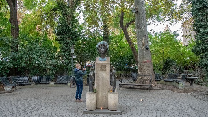 Памятник Софико Чиаурели