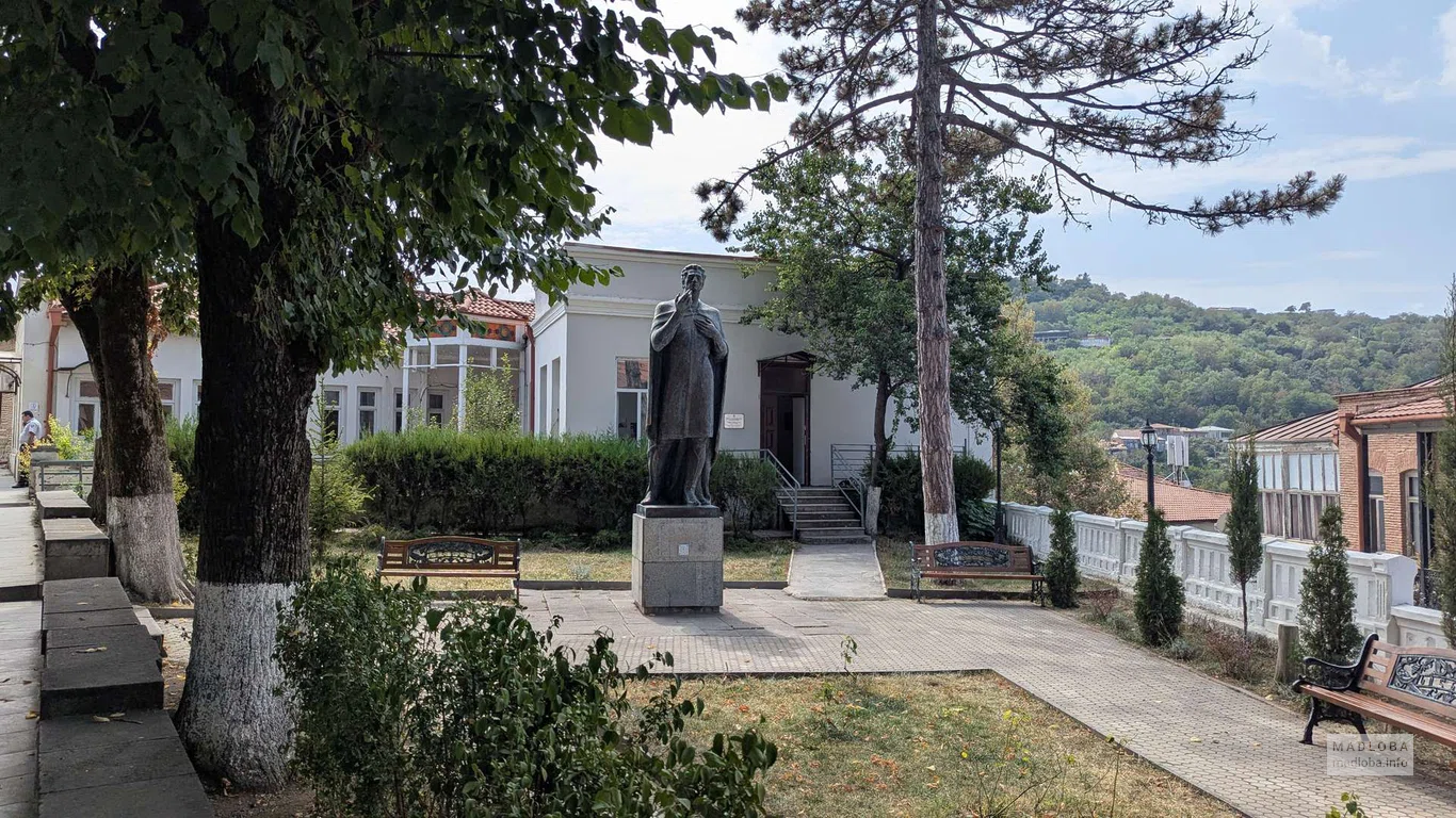 Памятник композитору Вано Сараджишвили в Сигнахи