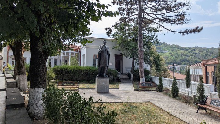 Памятник композитору Вано Сараджишвили